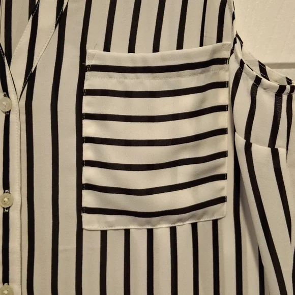 Express Portofino Sleeveless Blouse - Picture 3 of 4